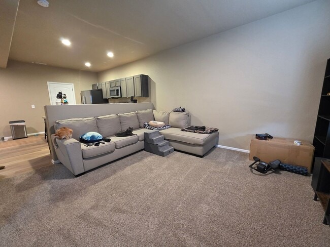 Building Photo - Beautiful 3 Bed 3 Bath Townhome!!