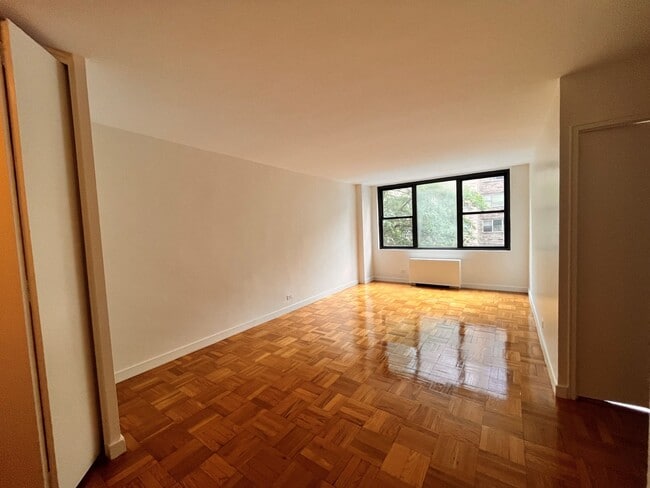 Foto del edificio - 333 E 49th St