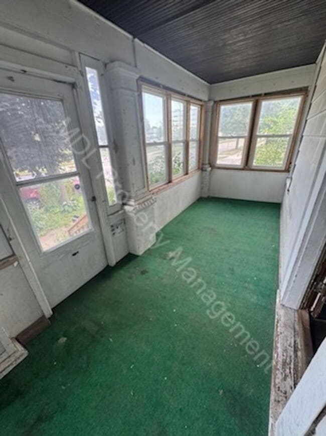 Building Photo - Large 4 bedroom 1 bath house