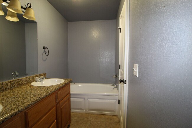 Foto del edificio - Beautiful Brick 3 bedroom 2 bathroom