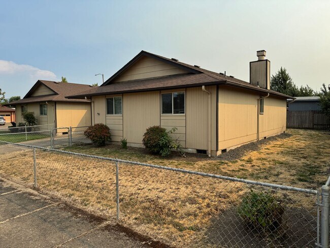 Foto del edificio - Updated 2 bed 1 bath duplex in Springfield!