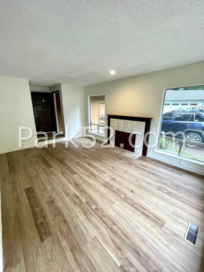 Foto del edificio - $500 Off First Full Month! -3 Bedroom Ramb...