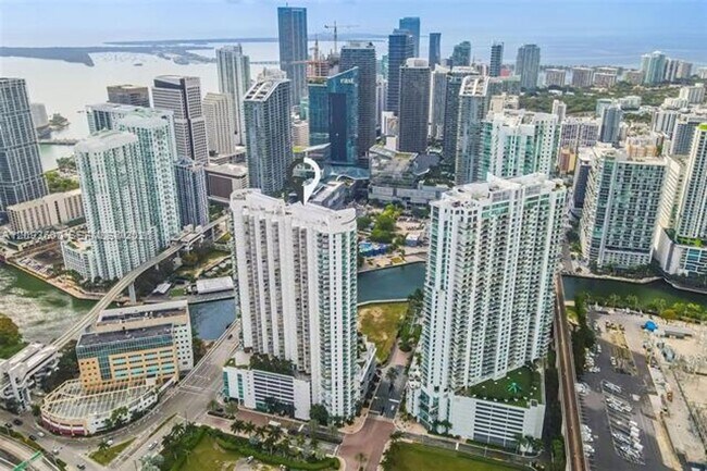 Foto del edificio - 350 S Miami Ave