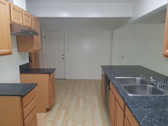 Foto del edificio - Large North Torrance House. Torrance Schools, Huge yard, 2 car garage hookups