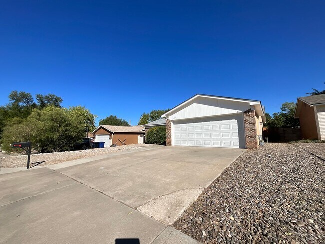Building Photo - 3 Bedroom Single Story Home Available Near...