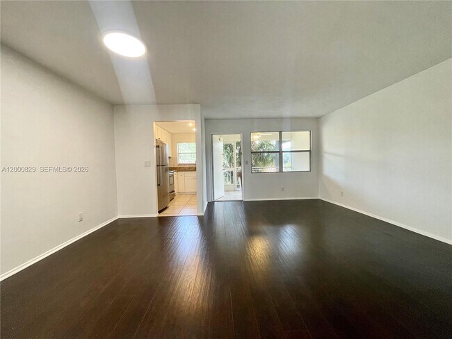 Foto del edificio - 250 Layne Blvd
