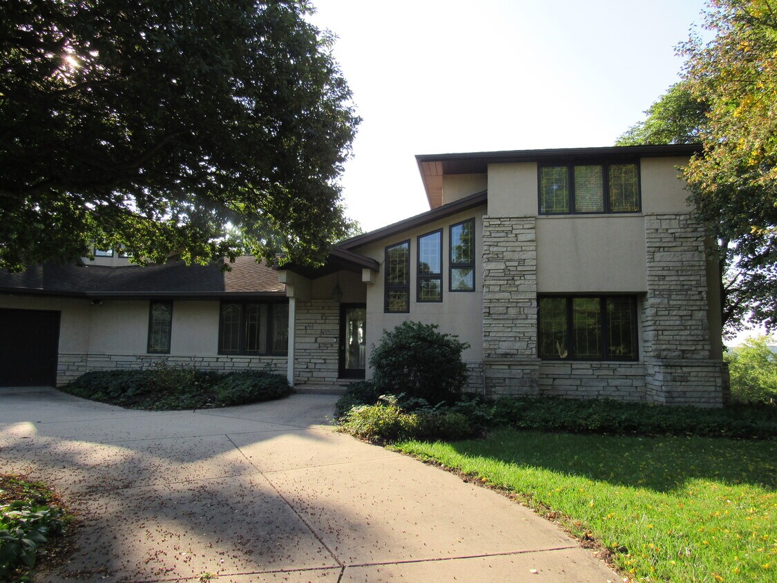 26059 Valley Dr, Bettendorf, IA 52722 House Rental in Bettendorf, IA