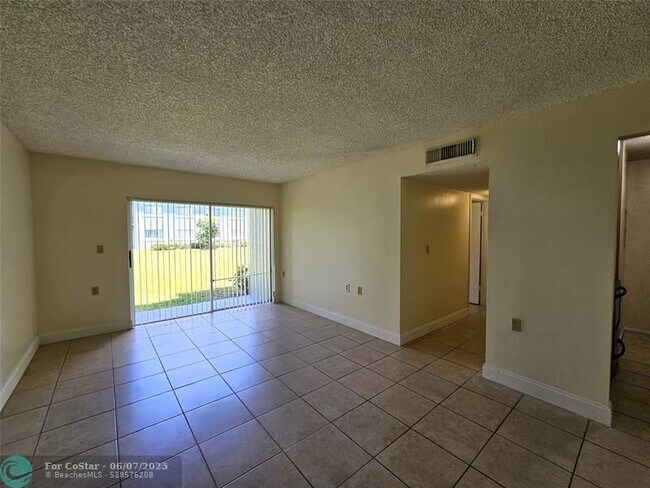 Foto del edificio - 1215 Benoist Farms Rd