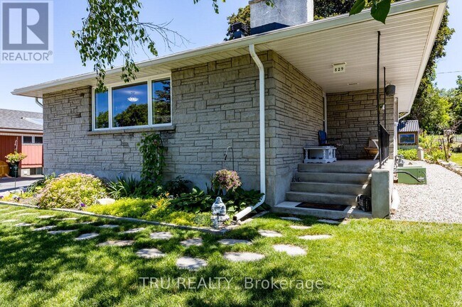 Photo du bâtiment - 829 Iroquois Rd