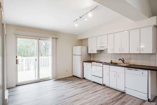 Building Photo - 75 Maxwell Ave