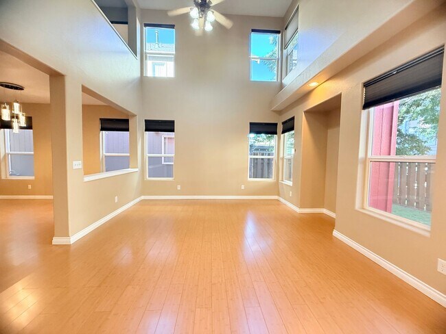Building Photo - 3 Bedroom Beaverton Home with A/C!