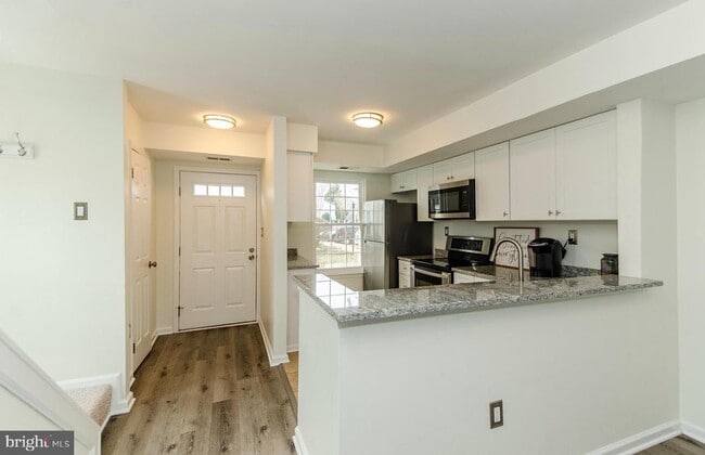 Building Photo - 3300 Lakeside View Dr