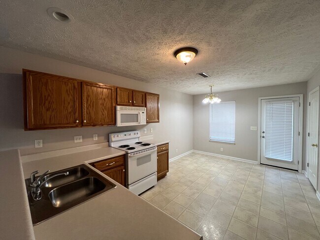 Foto del edificio - Cute 3 BR 2 Bath Home in Cul de Sac - Minu...