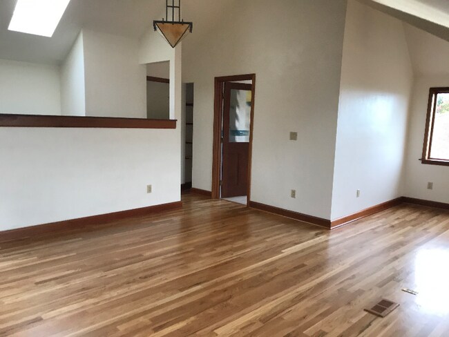 Foto del edificio - 3053 36th Ave SW