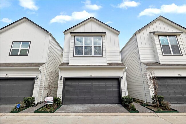 Foto del edificio - 2214 Roozy Lk Ln