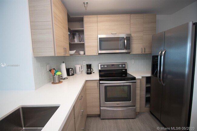 Foto del edificio - 5445 Collins Ave