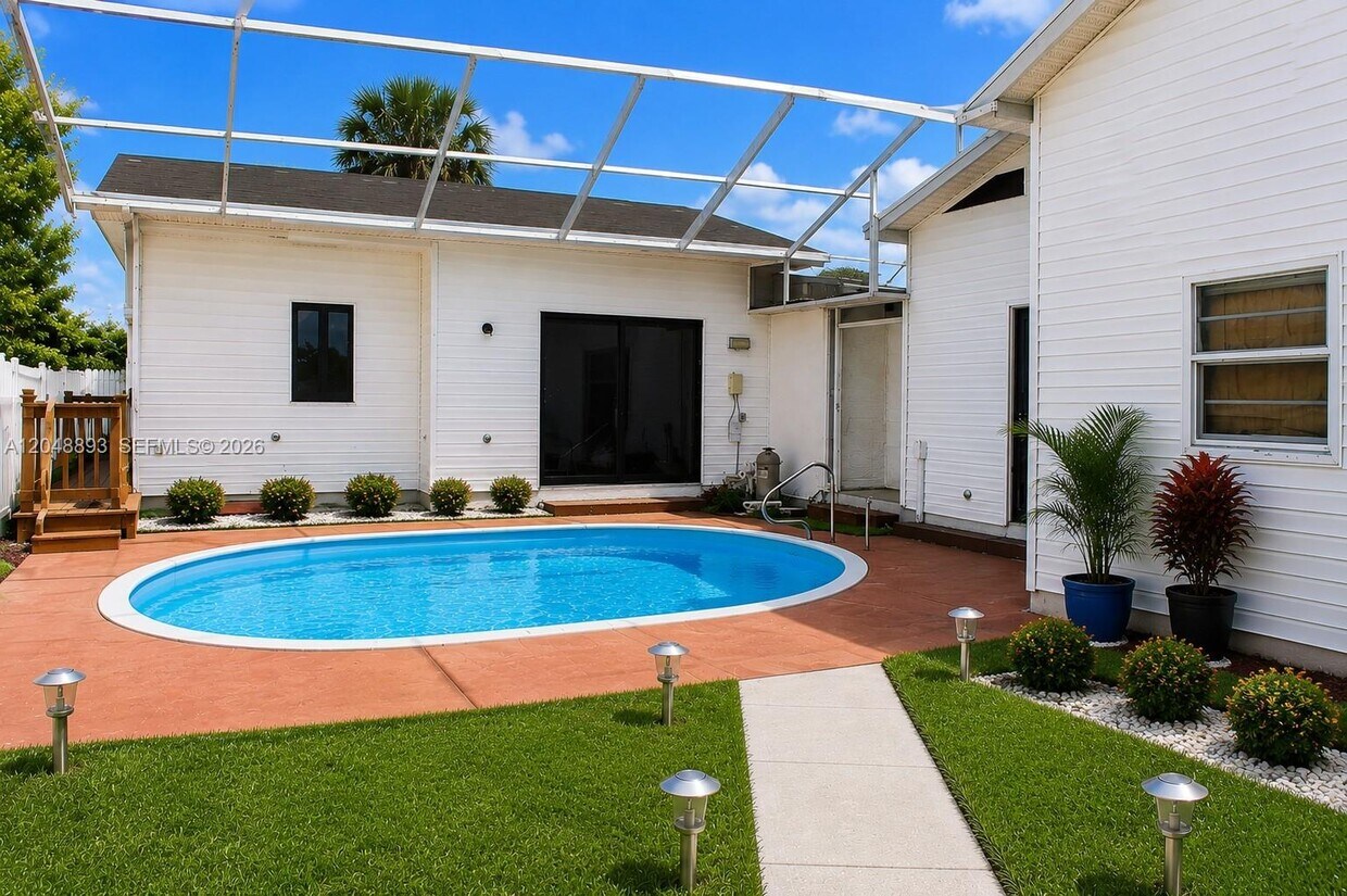 Building Photo - 111 Poinsettia Cir NE