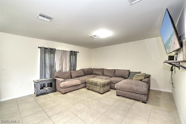 Building Photo - 666 Vanola Ct