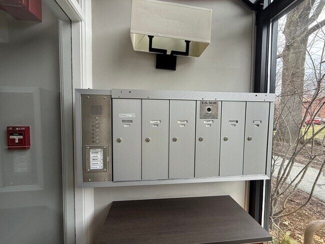 Foto del edificio - 4 Longwood Dr