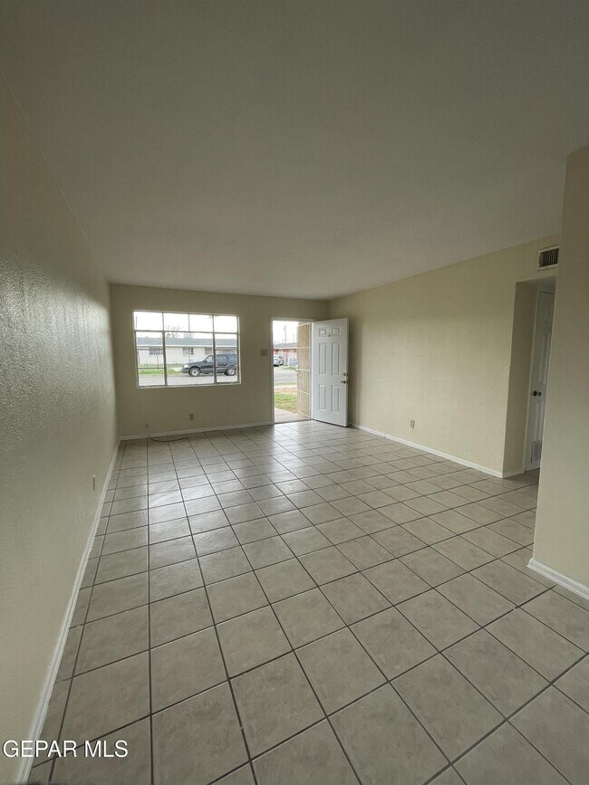Foto del edificio - 9319 Raleigh Dr