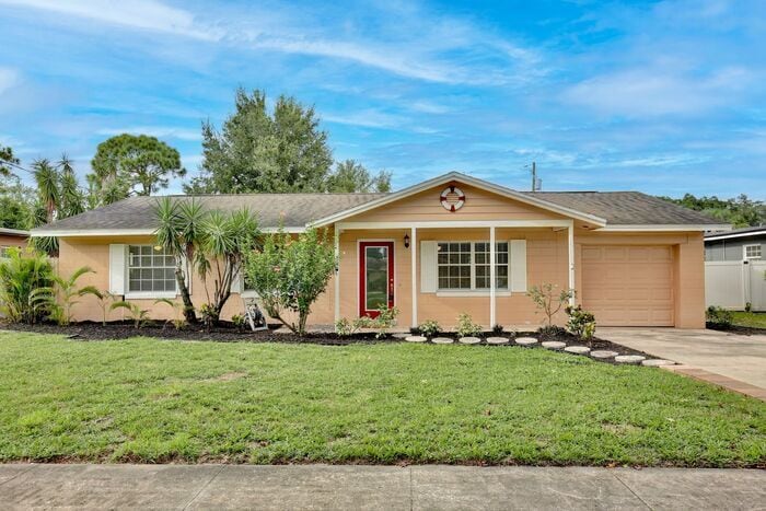 Primary Photo - Beautiful 3/2 Spacious Pool Home with a Fenced Backyard and 1 Car Garage in Lake Marsha - Orlando!