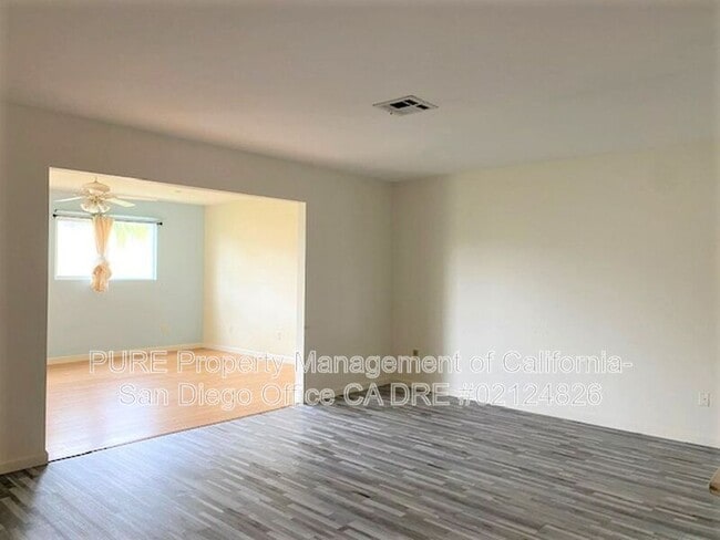 Building Photo - 2925 Luana Dr