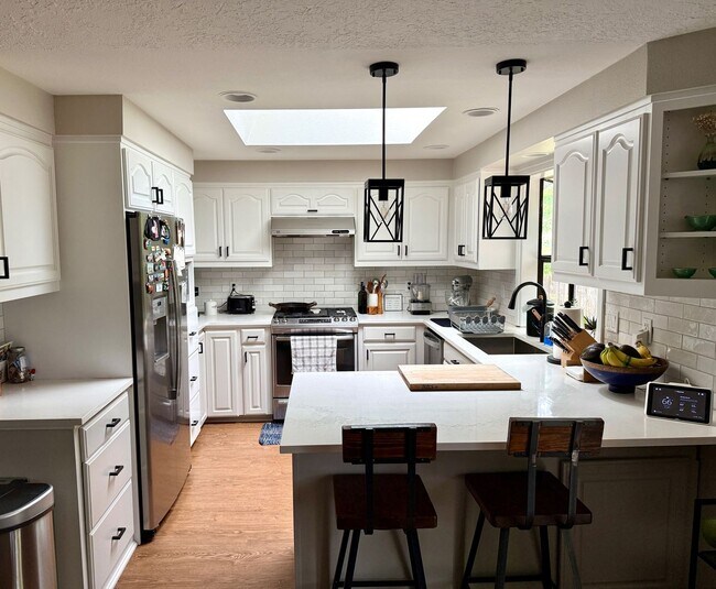 Building Photo - Charming *Recently Updated* 3BD* 2.5 BA* S...