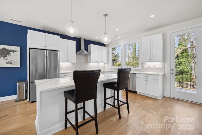 Foto del edificio - 1553 Pinecrest Ave