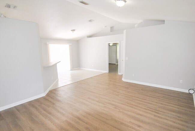 Building Photo - 1616 Queen Palm Dr