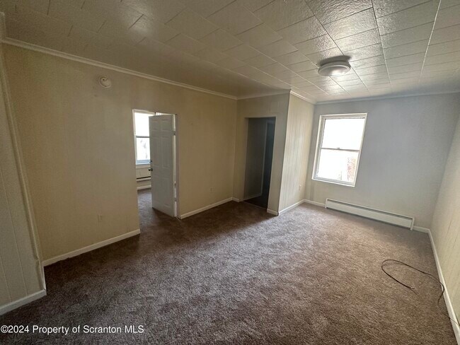 Building Photo - 850 Capouse Ave