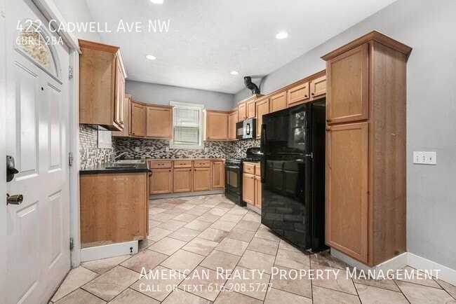Building Photo - 422 Cadwell Ave NW