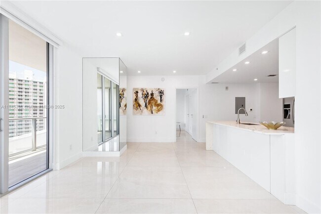 Building Photo - 1300 Brickell Bay Dr