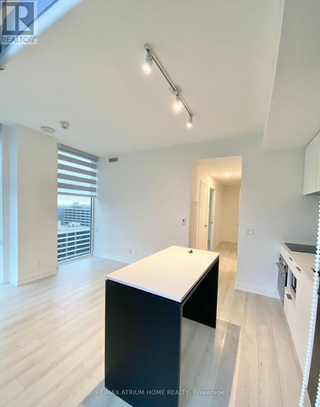 Building Photo - 33 Helendale Ave