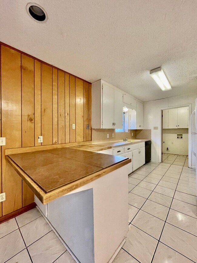 Foto del edificio - Spacious 4 Bedroom Home with multiple livi...