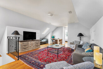 Building Photo - 2158 Lilnan Ct