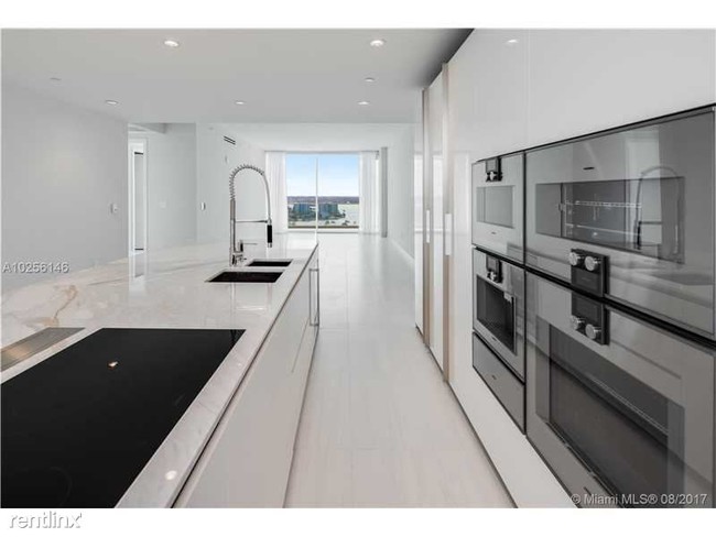 Building Photo - 10201 Collins Ave