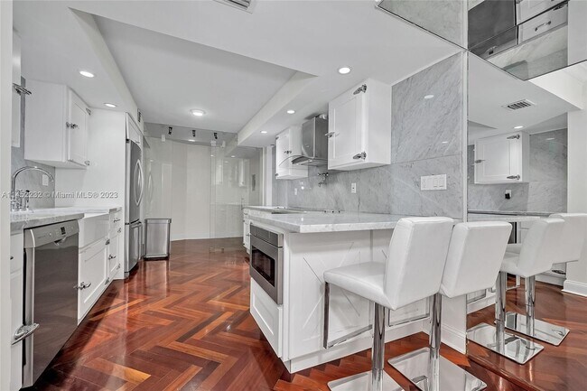 Foto del edificio - 1111 Crandon Blvd