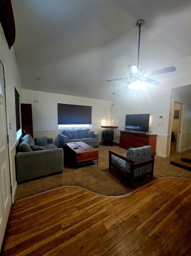 Building Photo - Adorable, Furnished 1 Bed Room Home with F...