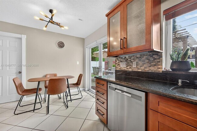 Foto del edificio - 6640 Douglas St