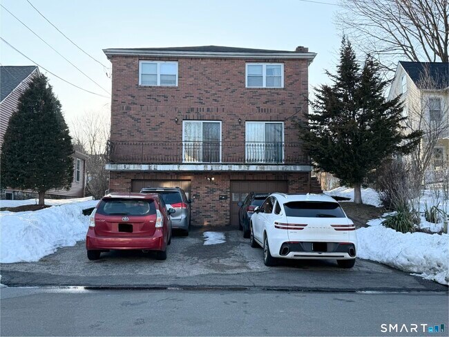 Foto del edificio - 50 Emmett Ave