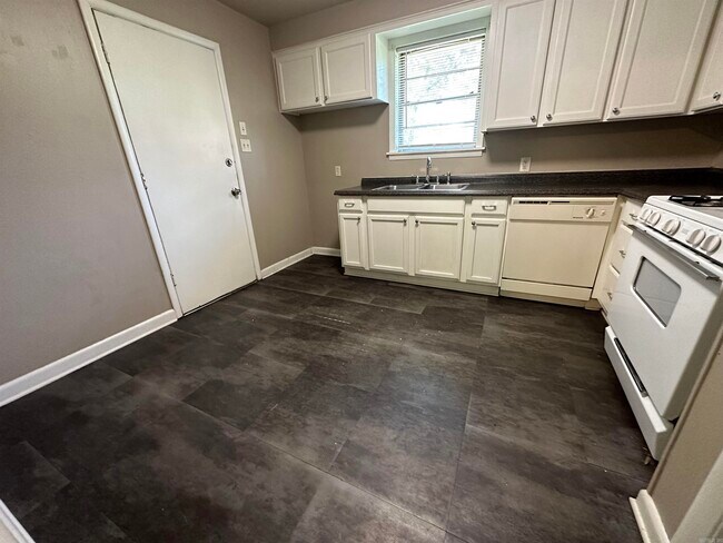 Building Photo - 2 Meadowbrook Dr