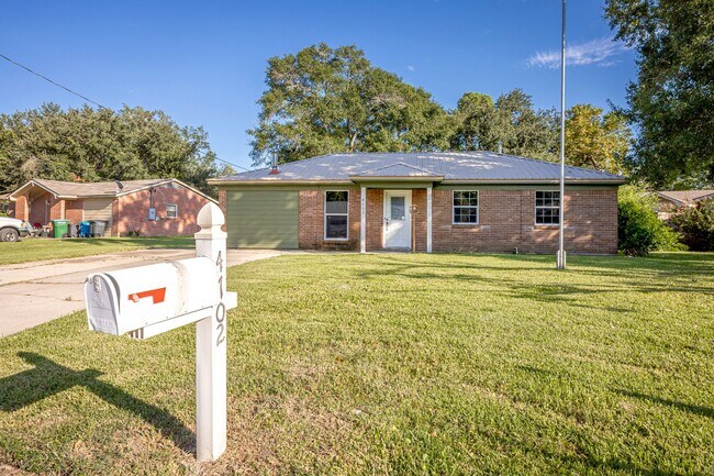 Foto del edificio - 3 Bed 1 Bath Home In Pascagoula - New Appliances