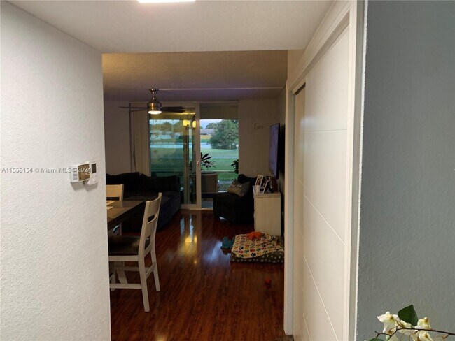 Foto del edificio - 9080 Lime Bay Blvd