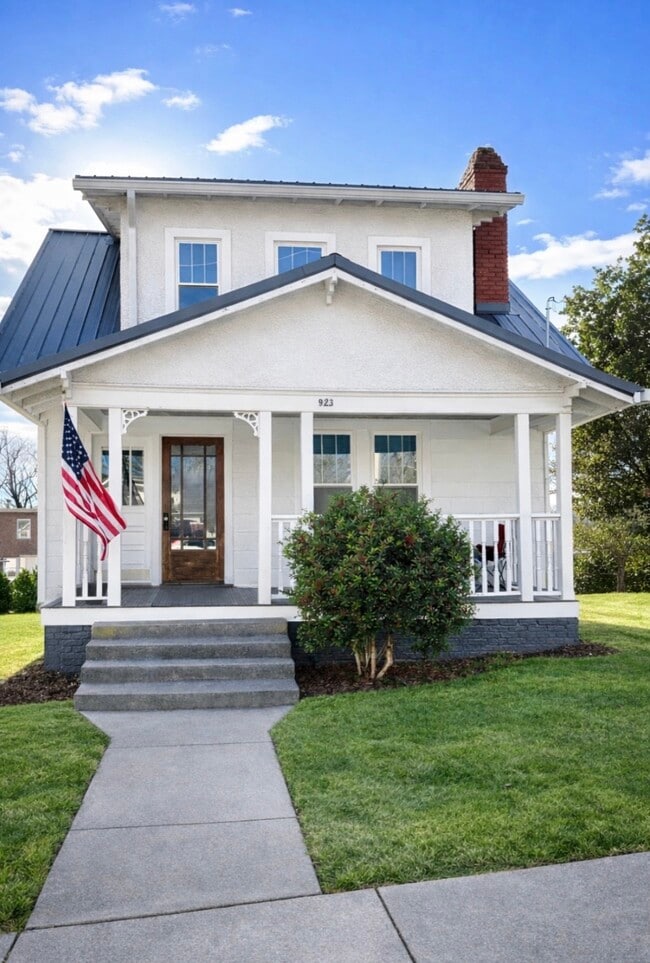 Building Photo - 923 E Hillcrest Dr