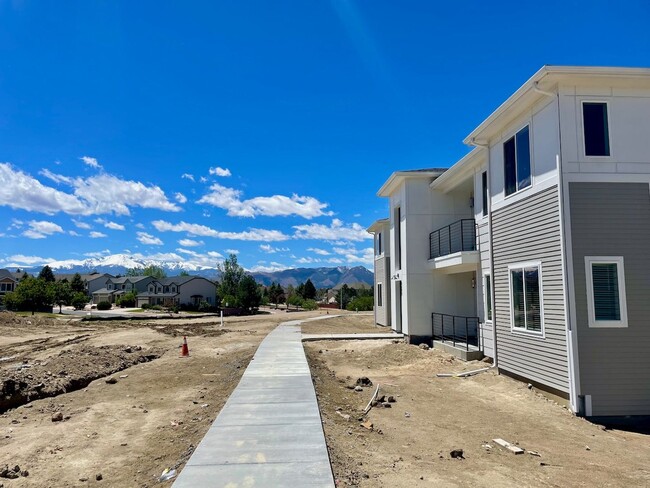 Building Photo - MODERN LUXURY 2BD/2BA/2CAR CONDO in Briargate