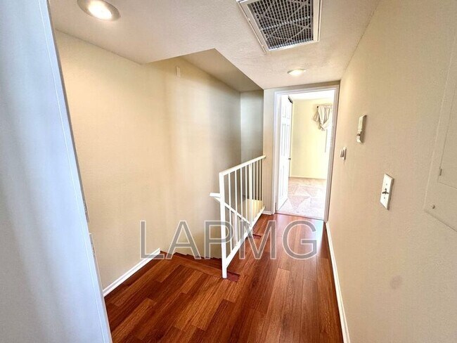 Foto del edificio - 12251 Moorpark St