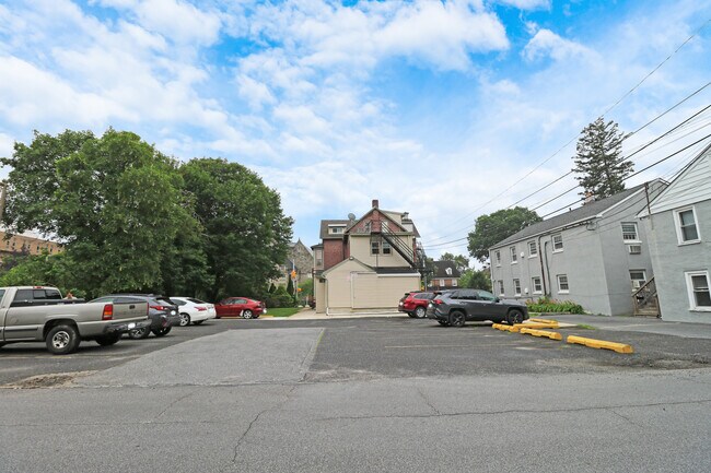 Building Photo - 609 S High St