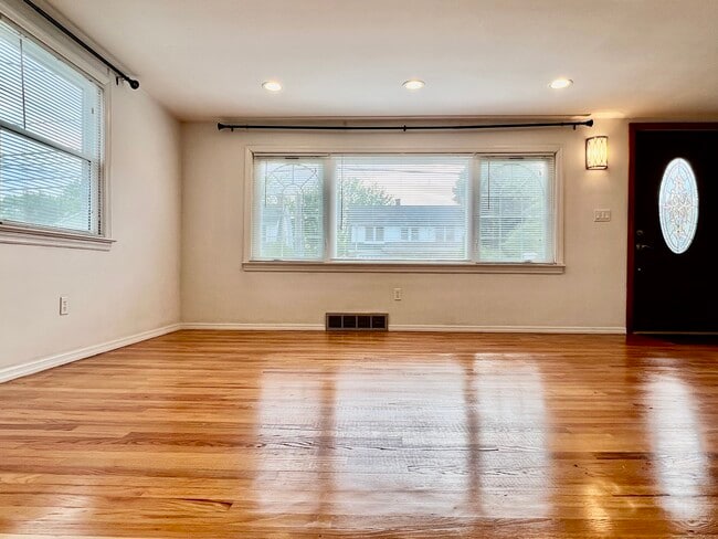 Building Photo - 140 1/2 Stuart Ave