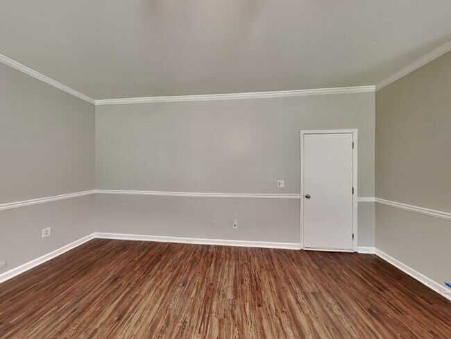Building Photo - One month free! Great 5 Bedroom Home! Loca...