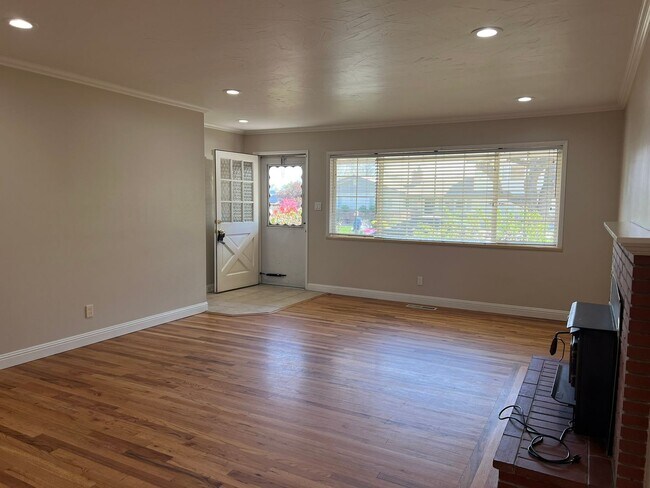 Building Photo - Charming Old Southwest Reno Home - 2145 De...
